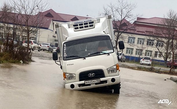 В Южно-Сахалинске грузовик едва не перевернулся на затопленной дороге