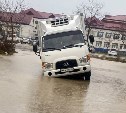 В Южно-Сахалинске грузовик едва не перевернулся на затопленной дороге