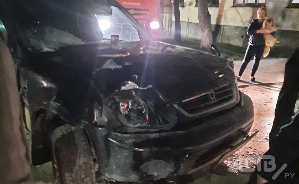Очевидцы: на севере Сахалина 18-летний водитель сбил пешехода и бросил его у больницы