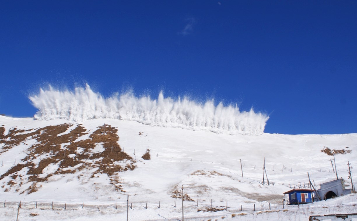 С сопок у железной дороги на Сахалине принудительно спустили 1,7 тысячи кубометров снега