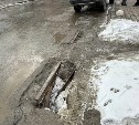 В Южно-Сахалинске автомобиль повредил бампер, проезжая через повреждённую ливнёвку