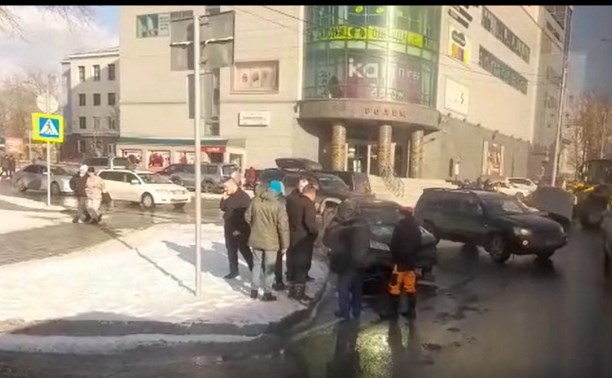 На перекрёстке в Южно-Сахалинске столкнулись седан и спецтехника