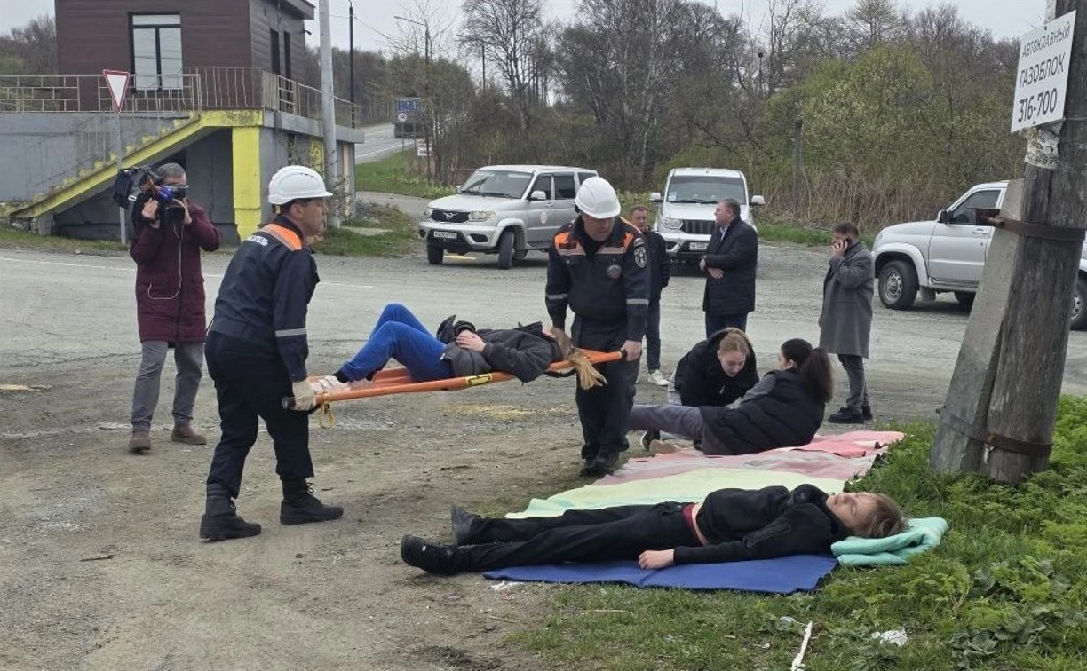 Спасение пострадавших в жёсткой аварии отработали сотрудники сахалинских экстренных служб 