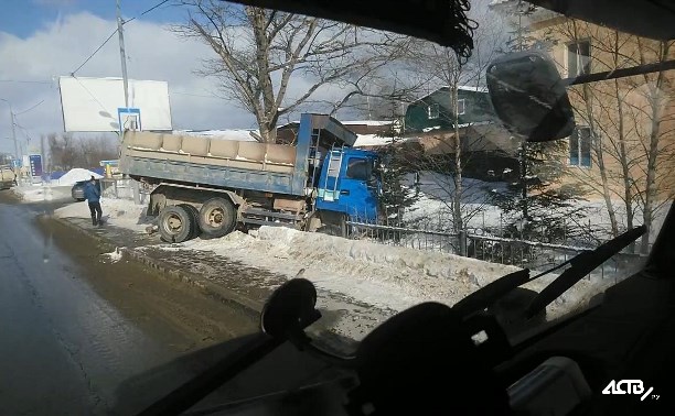 Грузовик протаранил забор церкви в Южно-Сахалинске