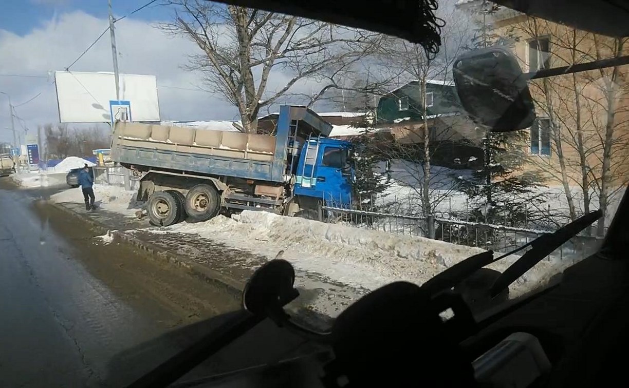 Грузовик протаранил забор церкви в Южно-Сахалинске - Новости Сахалинской  области. Происшествия - astv.ru