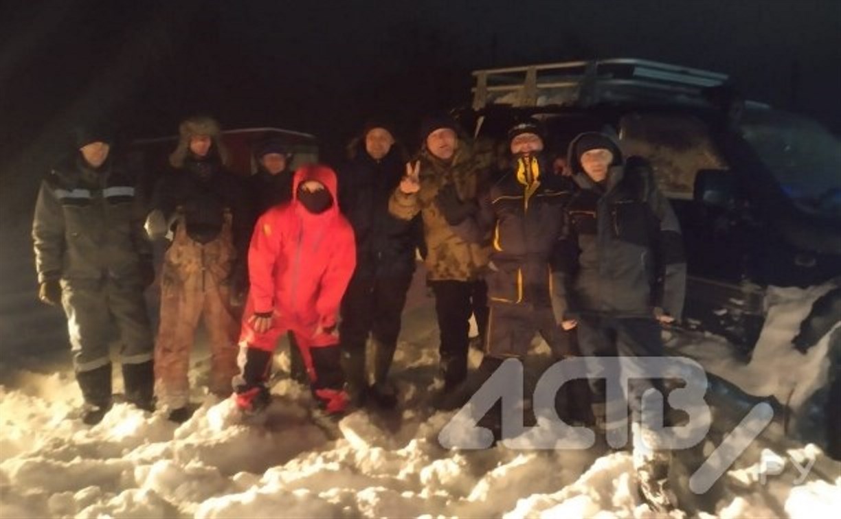 На Сахалине пожарные во внерабочее время спасли оказавшихся в снежном плену рыбаков