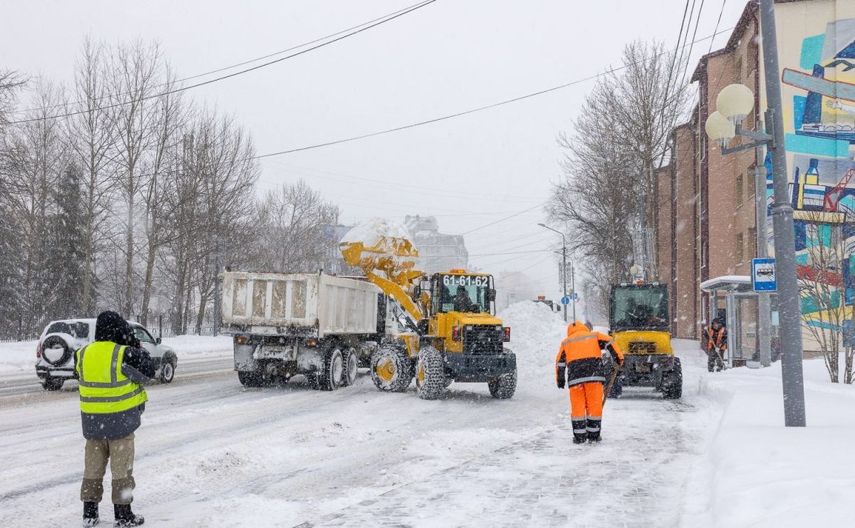 В Южно-Сахалинске в приоритетном порядке расчищают от снега автобусные остановки и тротуары