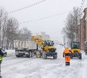 В Южно-Сахалинске в приоритетном порядке расчищают от снега автобусные остановки и тротуары