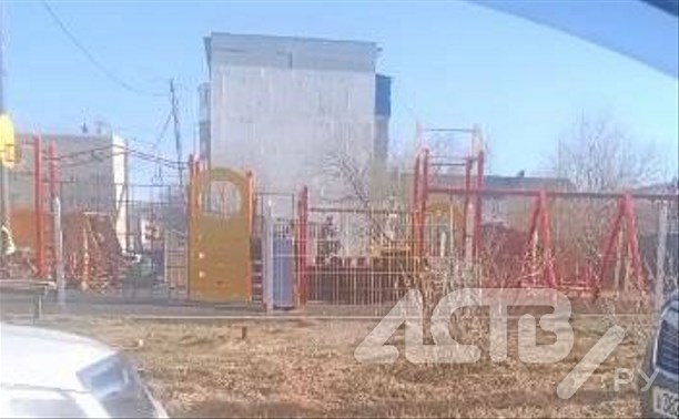 Конструкции на некоторых детских площадках демонтируют в Долинске