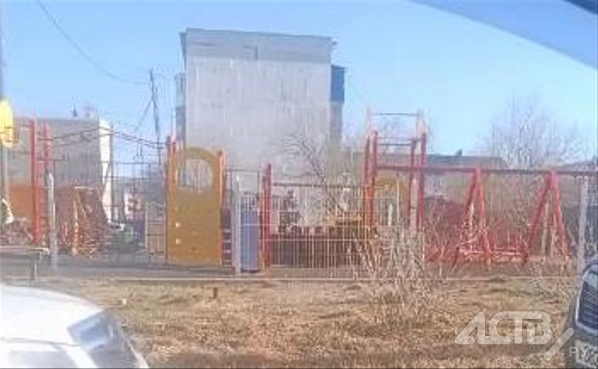 Конструкции на некоторых детских площадках демонтируют в Долинске