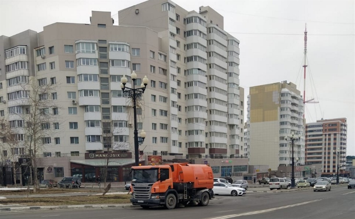 Дорожники Южно-Сахалинска раньше положенного срока перешли на летний режим уборки