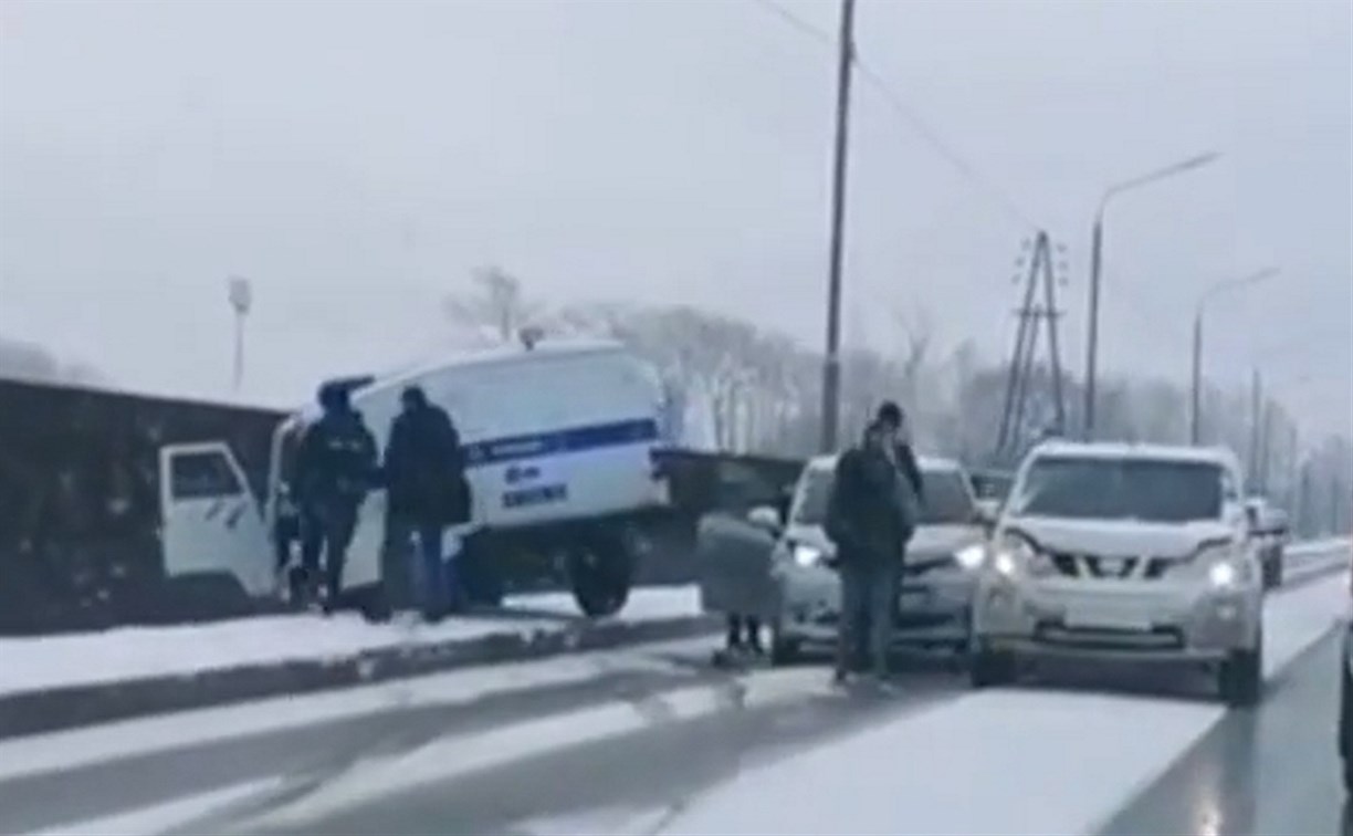 Автомобиль полиции Макарова попал в ДТП на "встречке" в Южно-Сахалинске 