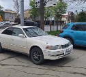 Неизвестный врезался в Toyota Mark II и скрылся с места ДТП в Южно-Сахалинске