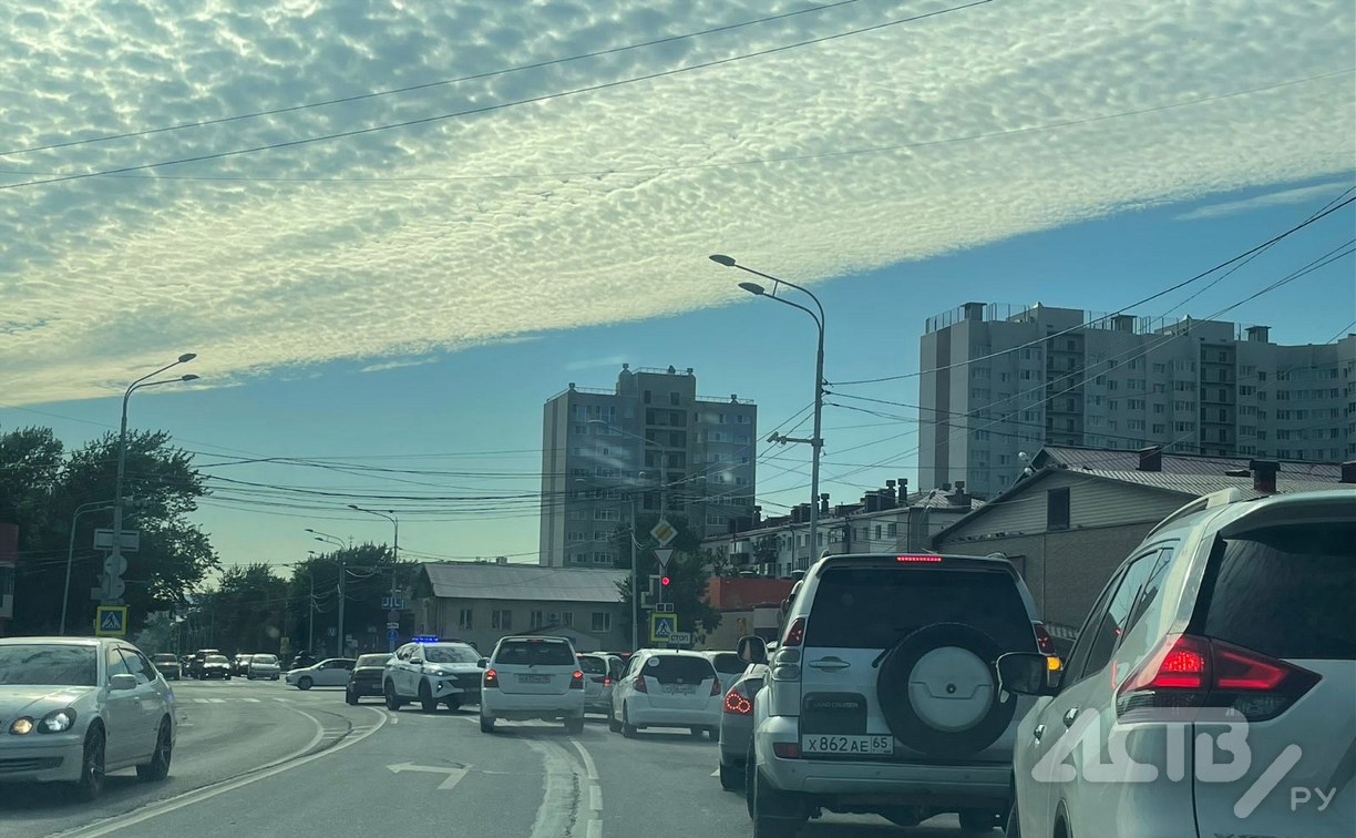 ДТП под невероятно красивым небом произошло в Южно-Сахалинске