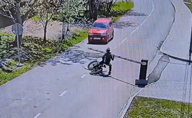 В Корсакове разыскивают велосипедиста, который снёс шлагбаум и скрылся