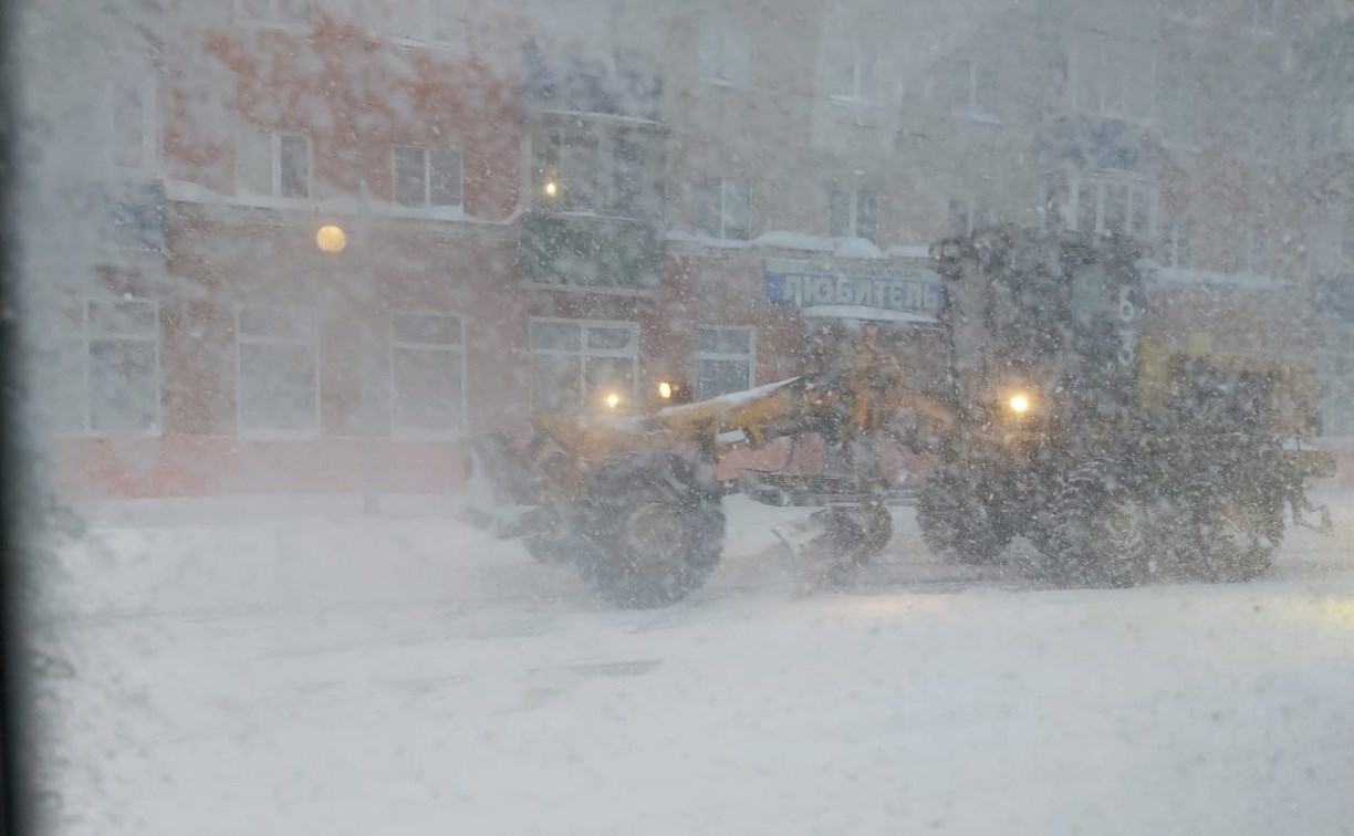 Сахалинский губернатор: нужно расчищать снег, не дожидаясь конца метели