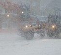 Сахалинский губернатор: нужно расчищать снег, не дожидаясь конца метели