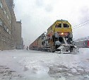На станциях Сахалинской области в уборке снега принимают участие более 500 железнодорожников