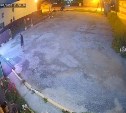 Компания парней в Южно-Сахалинске сломала шлагбаум, пытаясь добраться до магазина