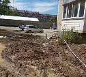 В одном из дворов Южно-Сахалинска земляные работы вели с нарушением