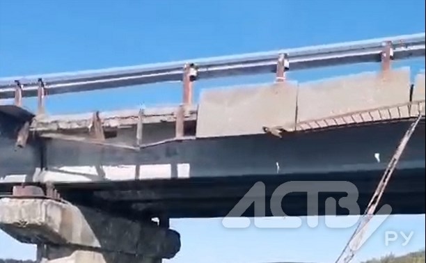 На мосту в Охотском рухнули две плиты пешеходной дорожки