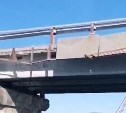 На мосту в Охотском рухнули две плиты пешеходной дорожки