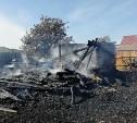 Крыша рухнула внутрь: частный дом сгорел в Поронайске