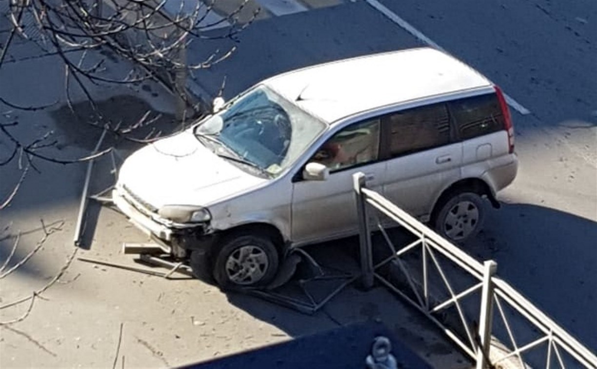Honda HR-V снесла дорожное ограждение в Южно-Сахалинске