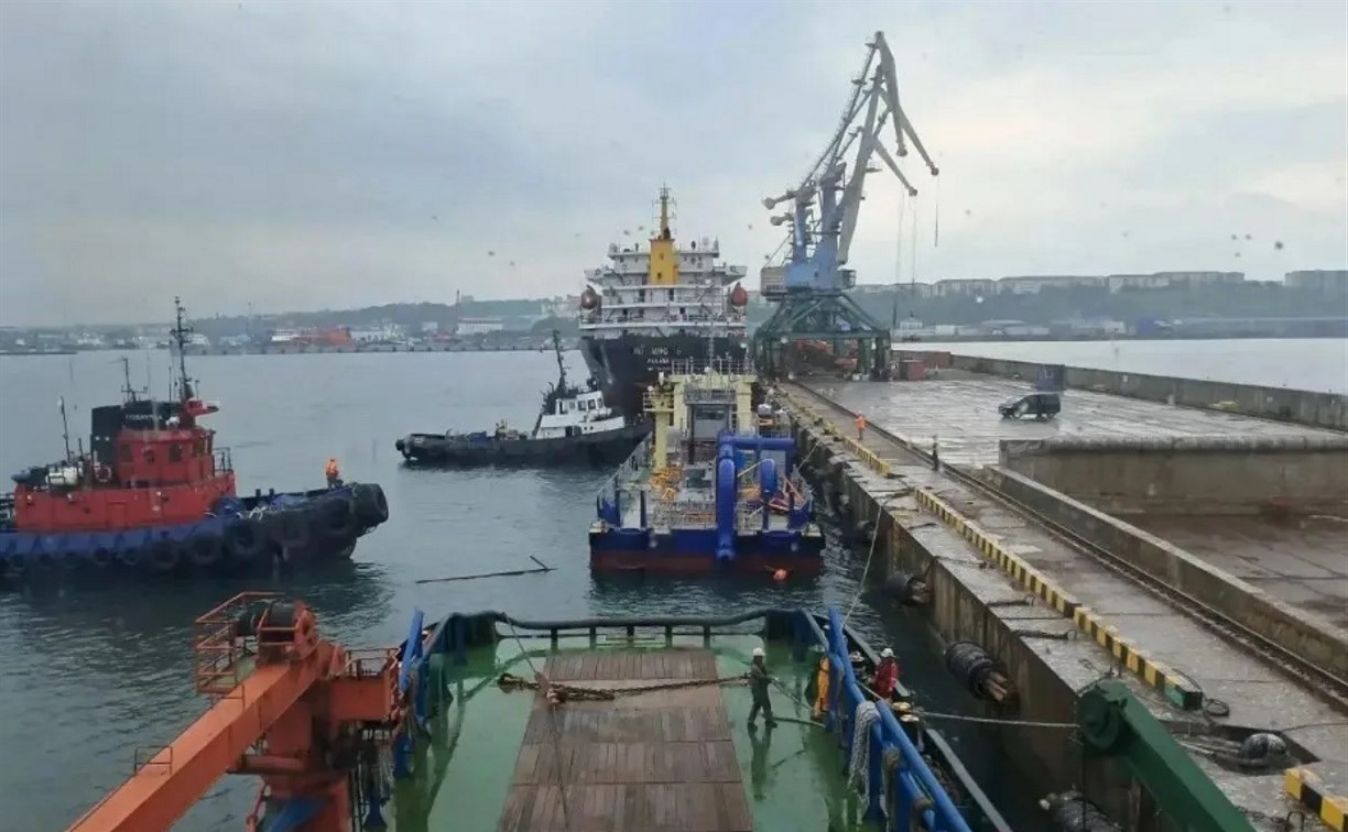 В морском порту Корсаков завершили подготовку к дноуглубительным работам