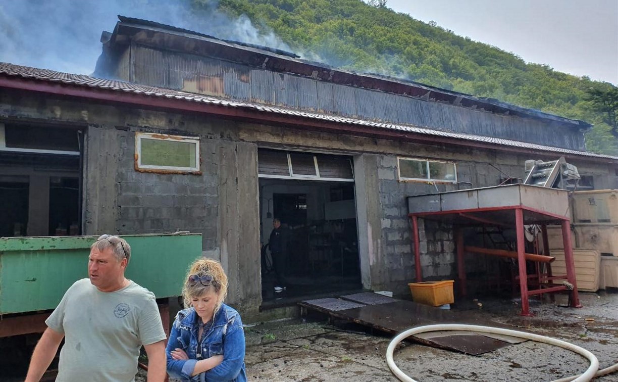 В Холмске случился пожар на рыбоконсервном заводе компании «Лаперуз»