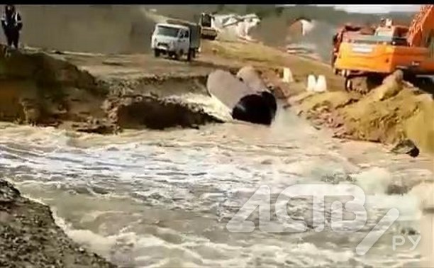 Очевидцы: вода подмыла дорогу на севере Сахалина