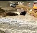 Очевидцы: вода подмыла дорогу на севере Сахалина