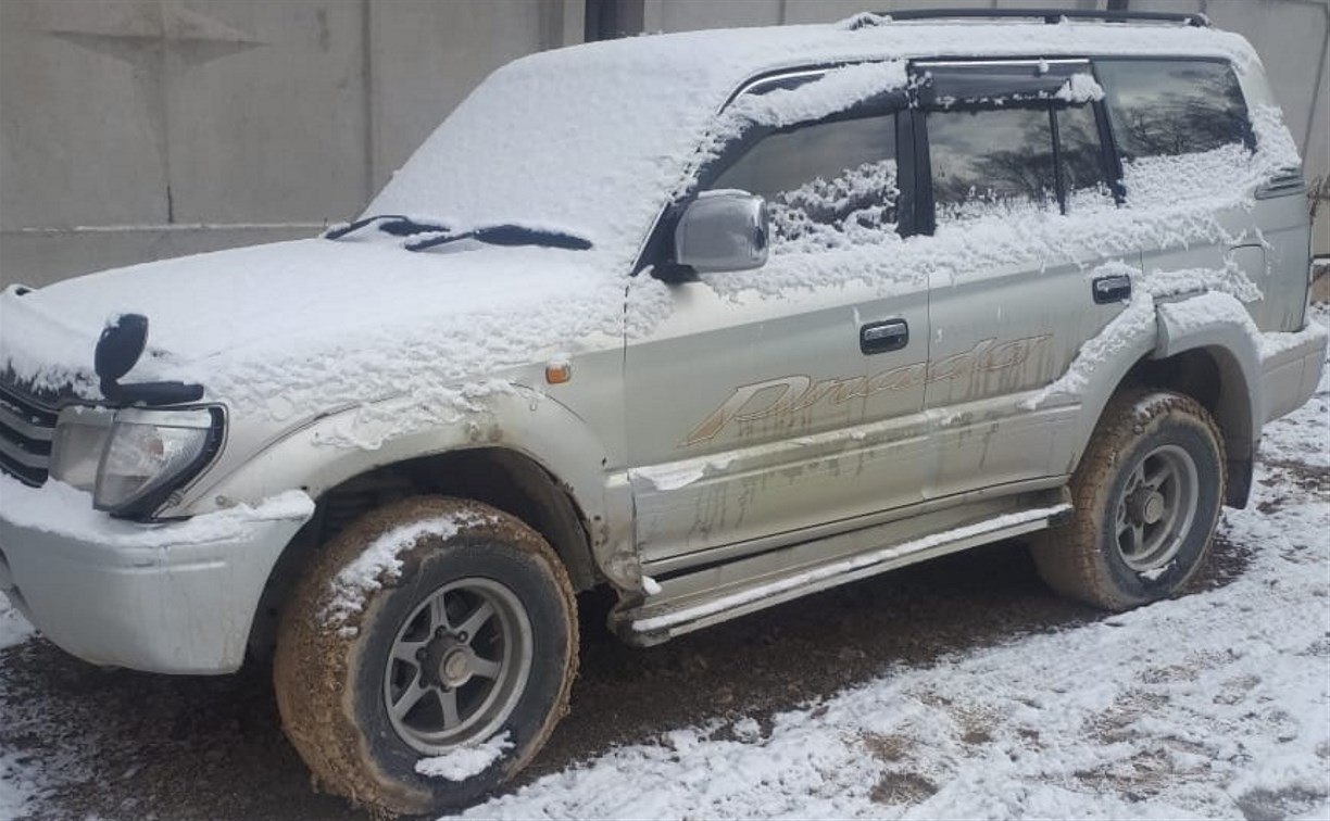 Внедорожник, на котором катался механик, нашли разбитым в Южно-Сахалинске