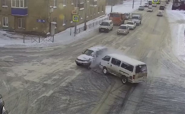 Микроавтобус вылетел на красный и подбил кроссовер на перекрёстке в Южно-Сахалинске