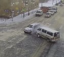 Микроавтобус вылетел на красный и подбил кроссовер на перекрёстке в Южно-Сахалинске