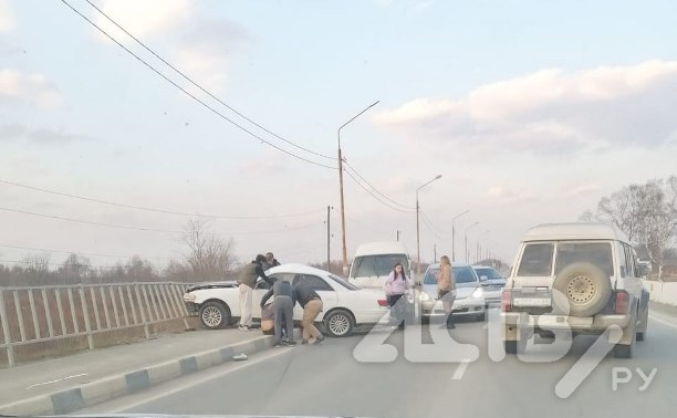 "Две скорые полетели туда": три автомобиля попали в ДТП на юге Сахалина