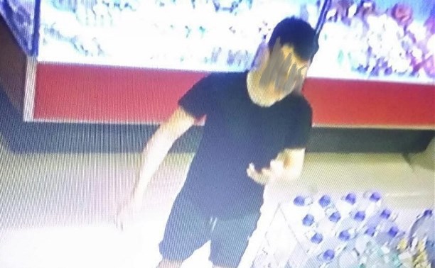 Сахалинец заставил кассира оплатить его продукты, показав имитацию чека в приложении