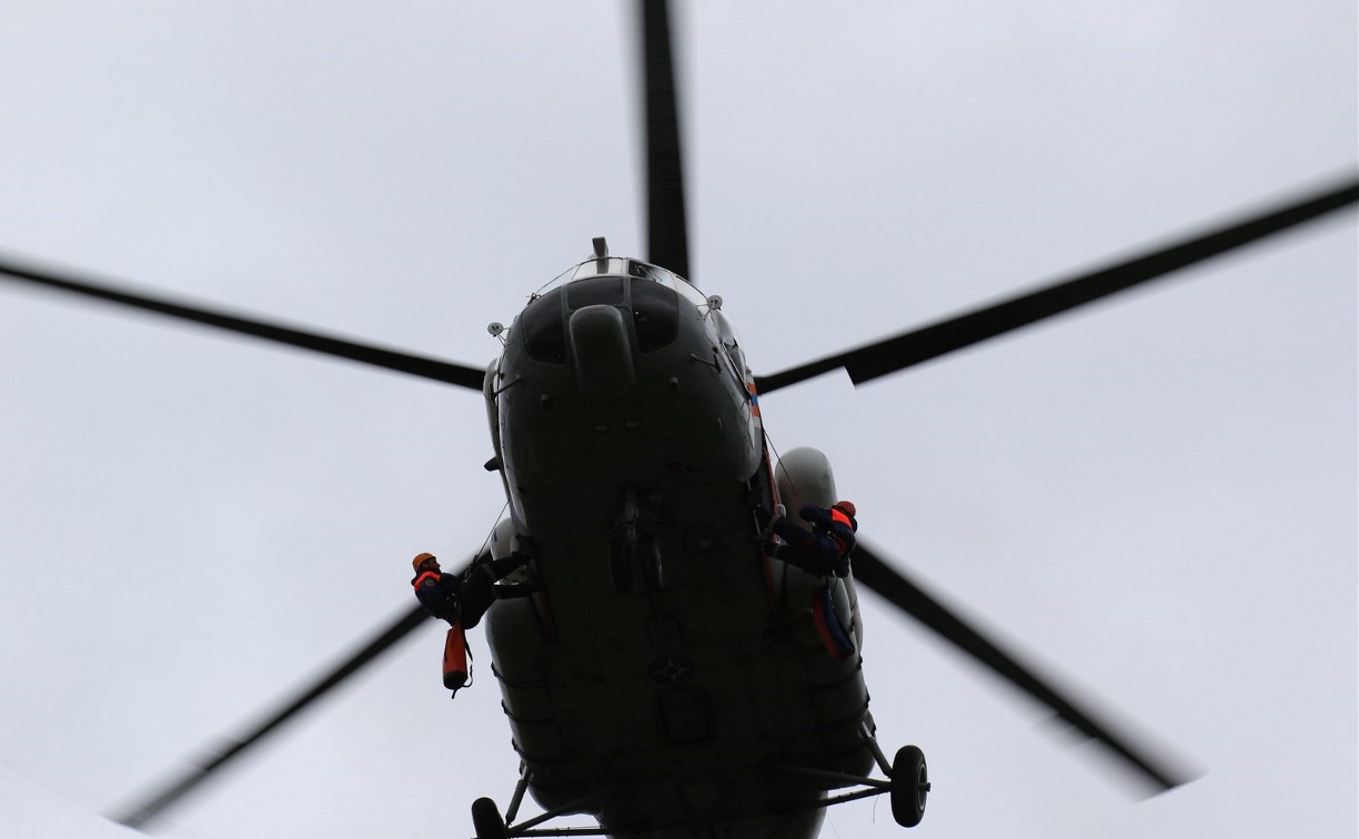 Спасатели с вертолёта увидели потерявшиеся в Татарском проливе суда