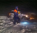 Спасатели на Итурупе вызволили автомобилистов из снежного плена