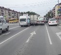 Три автомобиля "притерлись" на проспекте Мира в Южно-Сахалинске