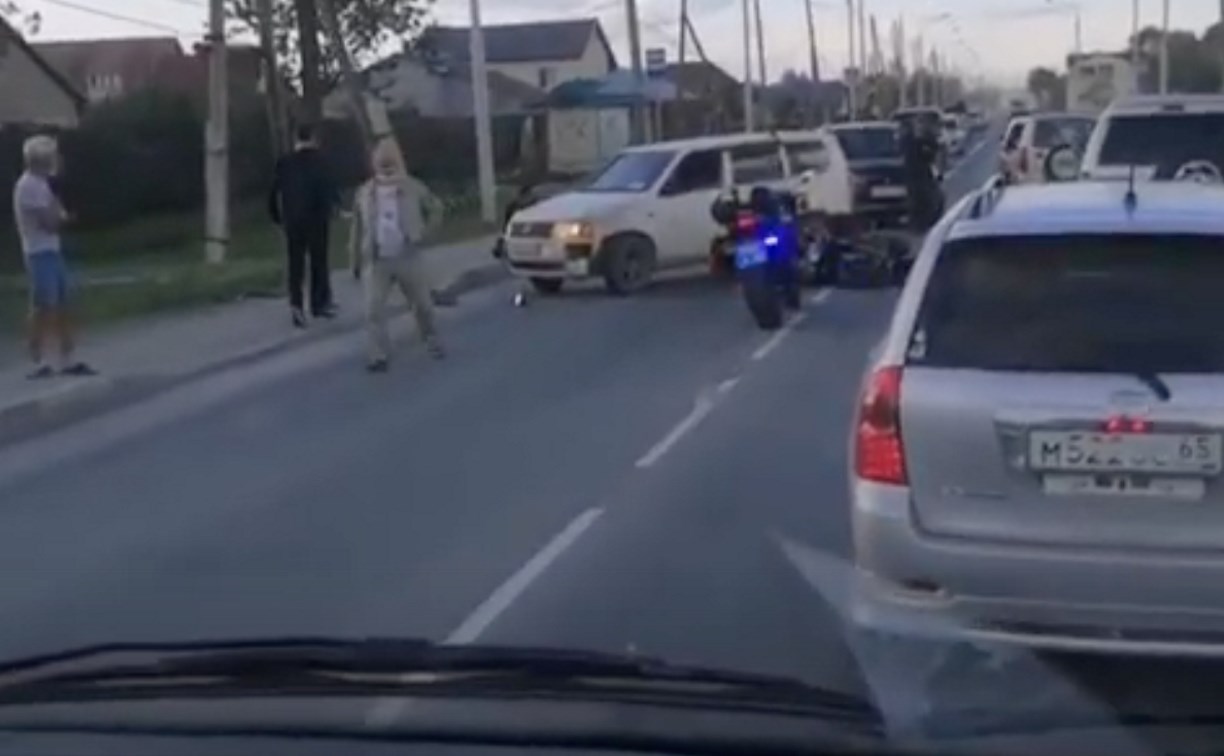В Южно-Сахалинске водитель сбил сотрудника ДПС на мотоцикле
