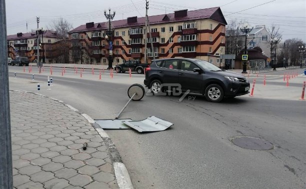 На кольце в Южно-Сахалинске упали временные дорожные знаки, одна полоса перекрыта