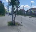 На одной из улиц Южно-Сахалинска на дорогу упал провод