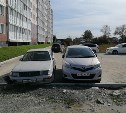 Subaru Forester врезался в стоящий автомобиль и скрылся с места ДТП в Южно-Сахалинске