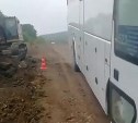 Свернул себе "морду": автобус с людьми застрял на трассе в Углегорском районе