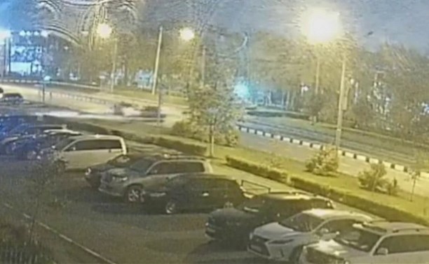 Момент столкновения Mark II и голубой "электрички" в Южно-Сахалинске попал на видео