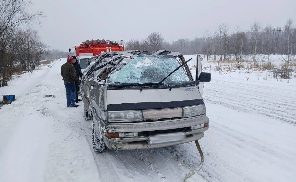 Мужчину зажало в перевернувшемся микроавтобусе в Тымовском районе