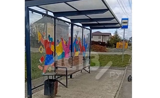 "На тебе, боже, что нам негоже": сахалинцы жалуются на бесполезный остановочный павильон