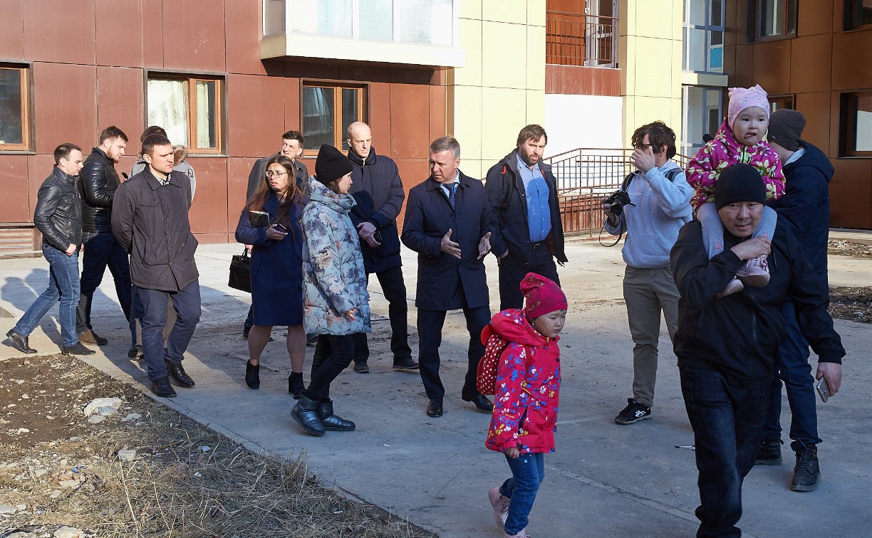 Дети четвертого микрорайона Южно-Сахалинска гуляют по крыше паркинга