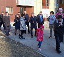 Дети четвертого микрорайона Южно-Сахалинска гуляют по крыше паркинга